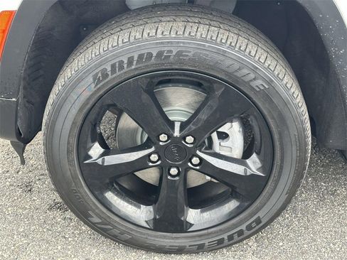 Certified 2023 Jeep Grand Cherokee L Laredo image 9