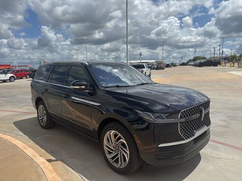 Used 2025 Lincoln Navigator Reserve image 3