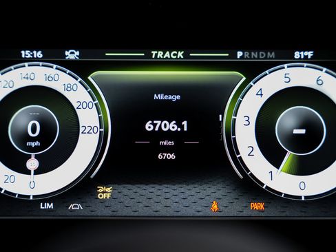 Used 2025 Aston Martin V8 Vantage Coupe RWD image 46
