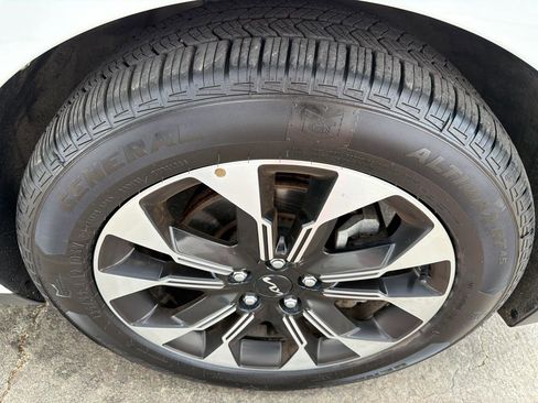 Used 2022 Kia Carnival EX image 25