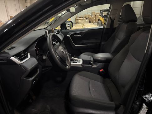 Used 2025 Toyota RAV4 XLE AWD/4WD image 9