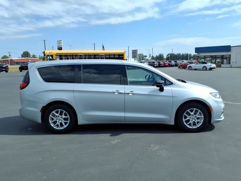 Used 2024 Chrysler Pacifica Touring-L FWD image 7