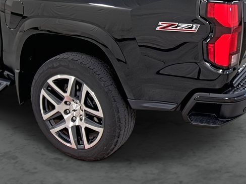 Used 2023 Chevrolet Colorado Z71 w/ Z71 Convenience Package 2 image 9