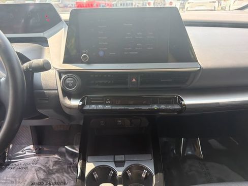 Used 2025 Toyota Prius LE FWD image 30