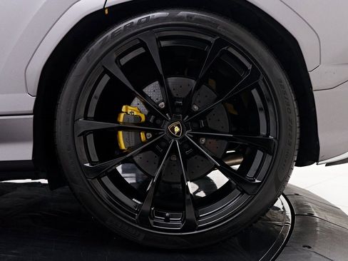 Used 2021 Lamborghini Urus image 24