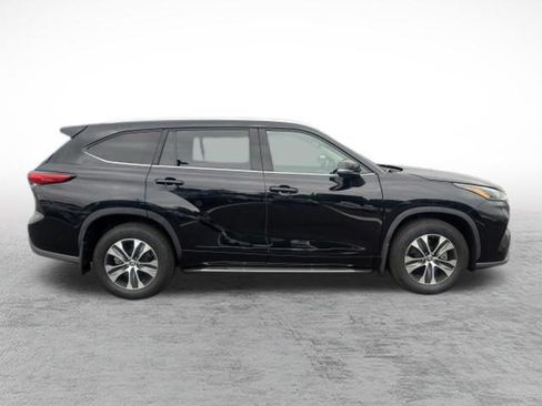 Used 2022 Toyota Highlander XLE AWD/4WD image 4