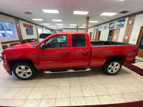 Used 2018 Chevrolet Silverado 1500 Custom w/ Custom Convenience Package RWD image 2