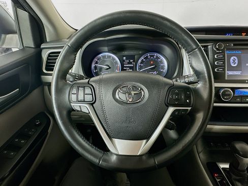 Used 2018 Toyota Highlander XLE image 11