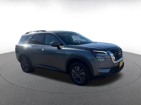 Used 2025 Nissan Pathfinder SV image 2