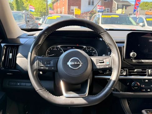 Used 2024 Nissan Pathfinder SV FWD image 19