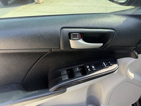 Used 2012 Toyota Camry LE FWD image 18