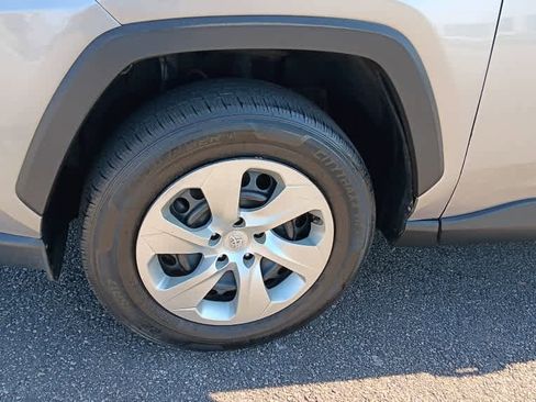 Used 2021 Toyota RAV4 LE AWD/4WD image 10
