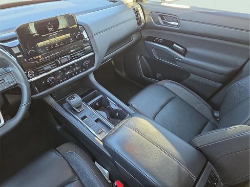 Used 2024 Nissan Pathfinder SL w/ SL Premium Package image 13