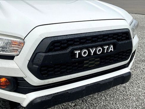 Used 2020 Toyota Tacoma SR5 w/ Technology Package AWD/4WD image 20
