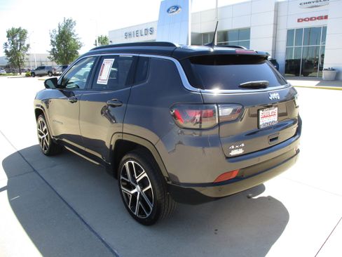 Used 2024 Jeep Compass Limited w/ Elite Group AWD/4WD image 4