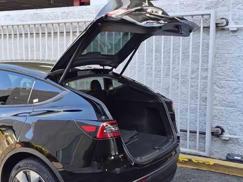 Used 2024 Tesla Model Y Long Range AWD/4WD image 8