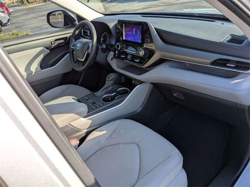 Used 2023 Toyota Highlander LE image 39