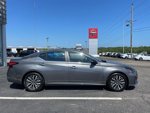 Used 2025 Nissan Altima 2.5 SV FWD image 21