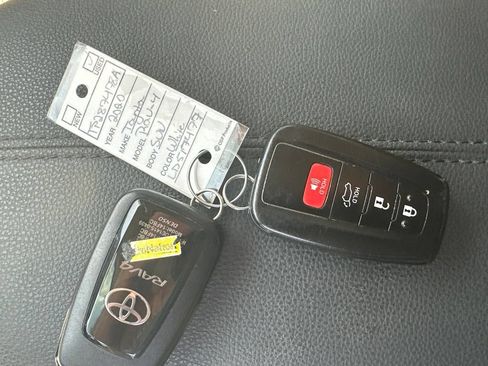 Used 2020 Toyota RAV4 Limited FWD image 21