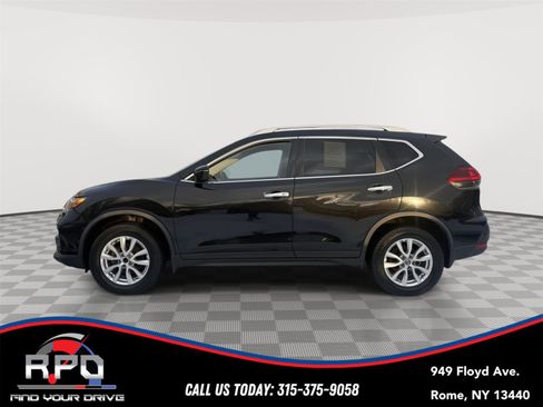Used 2018 Nissan Rogue SV image 2