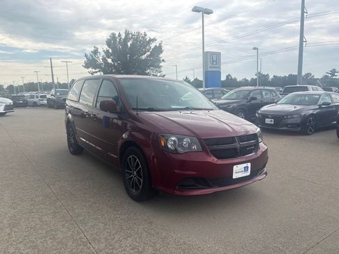Used 2017 Dodge Grand Caravan SE FWD image 3