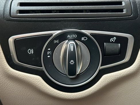 Used 2021 Mercedes-Benz GLC 300 4MATIC image 34