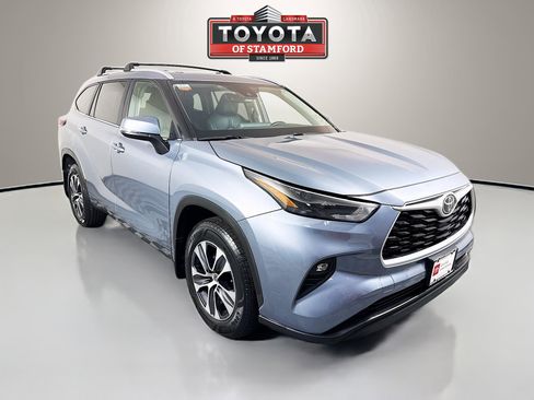 Certified 2023 Toyota Highlander XLE image 1