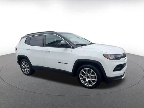 Used 2025 Jeep Compass Limited AWD/4WD image 2