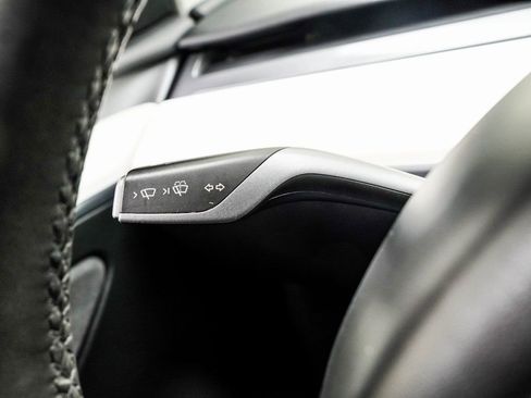 Used 2024 Tesla Model Y Long Range AWD/4WD image 31