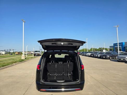 Used 2025 Chrysler Pacifica Select FWD image 21