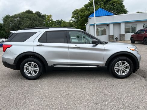 Used 2024 Ford Explorer XLT w/ Equipment Group 202A AWD/4WD image 4