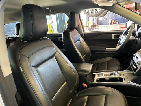Certified 2021 Ford Explorer XLT w/ Equipment Group 202A image 15