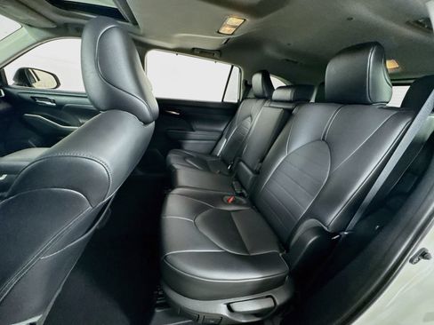 Used 2021 Toyota Highlander XLE AWD/4WD image 18