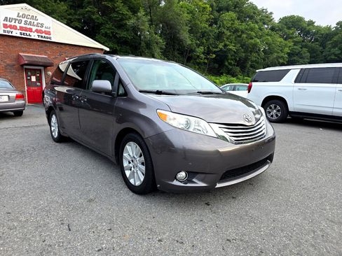 Used 2011 Toyota Sienna XLE image 3
