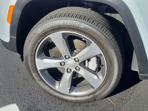 Used 2025 Jeep Grand Cherokee Limited w/ Luxury Tech Group II image 12