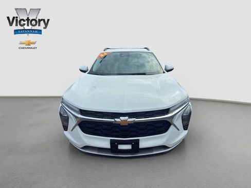 Used 2024 Chevrolet Trax LT w/ Sunroof Package FWD image 2
