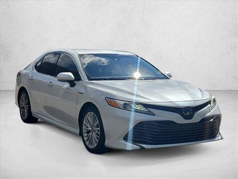 Used 2019 Toyota Camry XLE FWD image 3