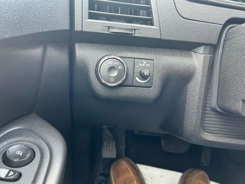 Used 2011 Chevrolet Traverse LT w/ Personal Connectivity Package image 26