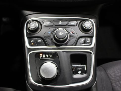 Used 2015 Chrysler 200 Limited w/ Convenience Group FWD image 16