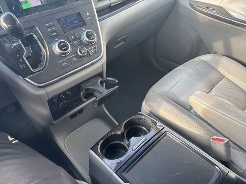 Used 2015 Toyota Sienna XLE Premium FWD image 23