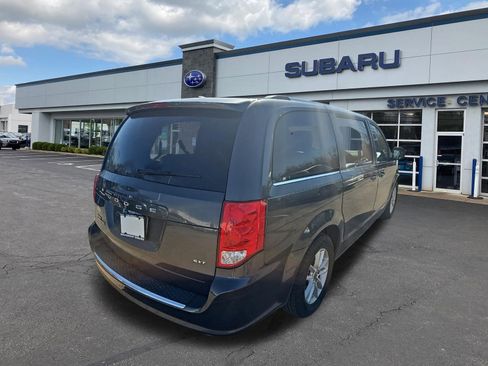Used 2018 Dodge Grand Caravan SXT image 3