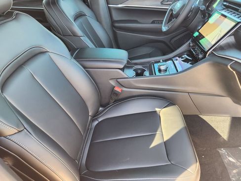 New 2025 Jeep Grand Cherokee L Limited image 10