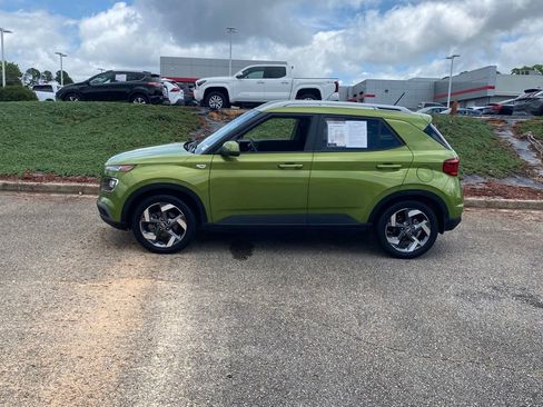 Used 2024 Hyundai Venue SEL FWD image 4