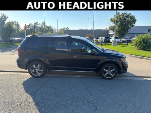Used 2017 Dodge Journey Crossroad FWD image 4