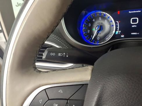 Used 2019 Chrysler Pacifica Limited w/ Tire & Wheel Group FWD image 24