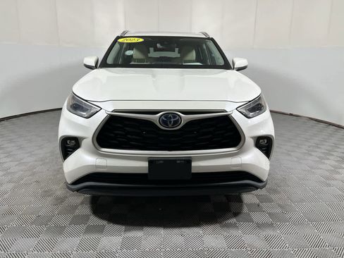 Used 2023 Toyota Highlander XLE AWD/4WD image 3