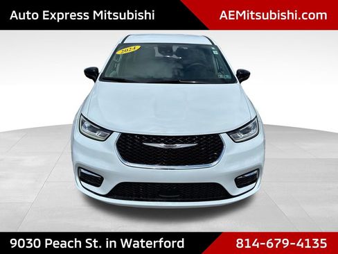 Used 2024 Chrysler Pacifica Touring-L FWD image 2