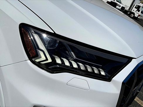 Certified 2022 Audi SQ7 Premium Plus w/ SQ7 Executive Package image 29