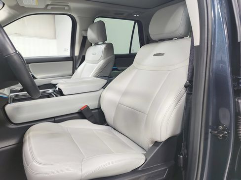 Used 2025 Ford Expedition Platinum w/ Driver's Package AWD/4WD image 10