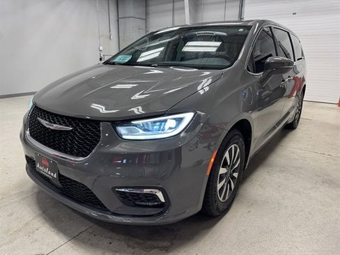 Used 2022 Chrysler Pacifica Touring-L FWD image 3